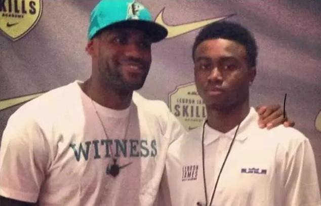 媒体人：玉昆接近签约前浙江队主帅乔迪，还相中一名巴西前腰（据媒体人透露，玉昆接近签下前浙江主帅乔迪，并锁定一名巴西前腰）