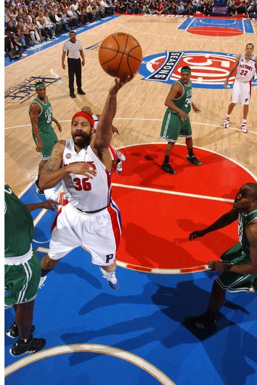 波兰足协谴责投掷烟火球迷：绝不容忍任何违反安全规定的行为（波兰足协痛斥投掷烟火球迷：对任何违反安全规定的行为零容忍）